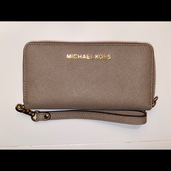 Michael Kors Handbags - Michael Kors Wristlet